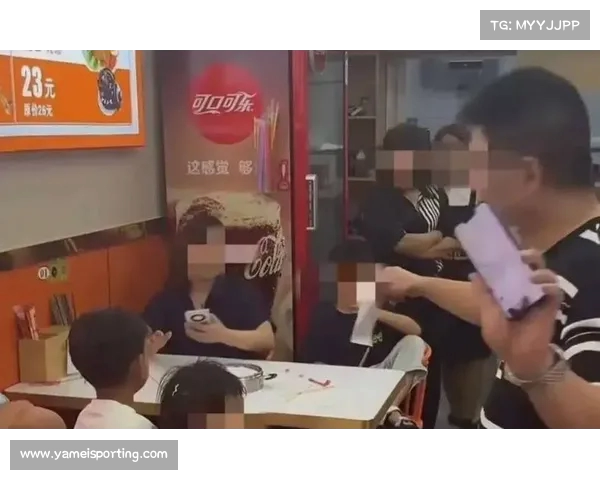 北京大爷强行要求让座被拘后不服发声,父女联合发言引发舆论风波 北京大爷强行要求让座被拘后不服发声,父女联合发言引发舆论风波